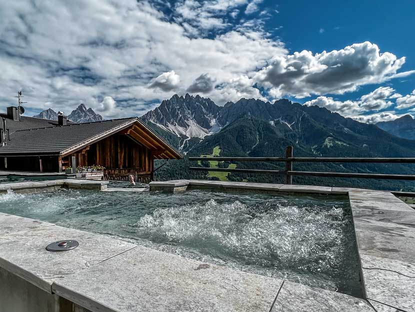 Infinity-Pool mit Blick auf die Dolomiten