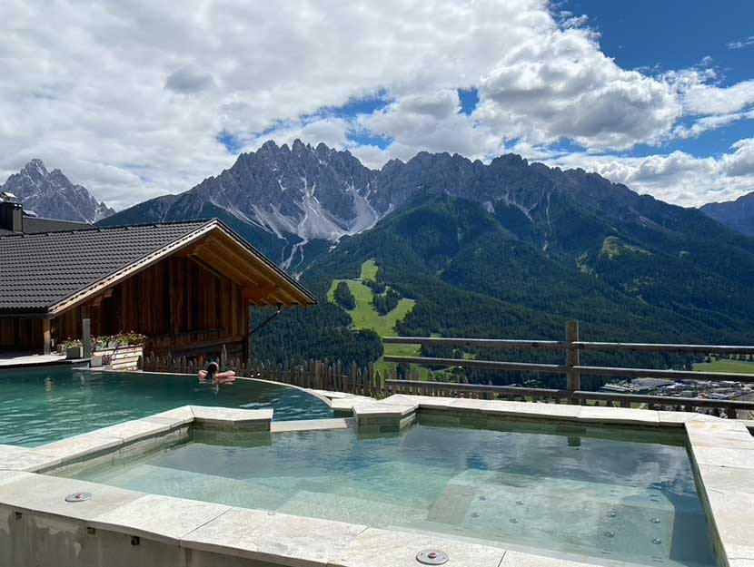 kinderbauernhof_mit_pool Zwei Mädchen stehen auf einen Felsen im Sommer vor dem Tal.